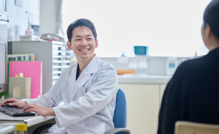 軽度な認知症の進行を遅らせるための治療を提供